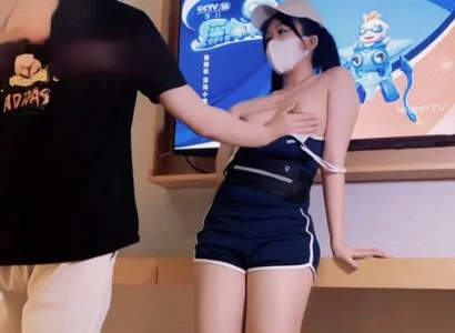 Nhân viên bán TV xinh đẹp với chàng khách hàng may mắn