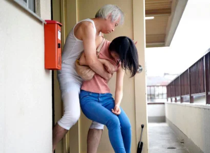 Vợ trẻ bị bố chồng già làm chuyện ấy