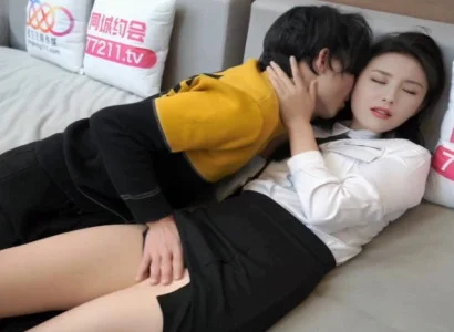 Cô thư ký xinh đẹp bí mật địt với sếp vì tiền