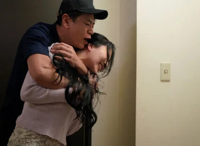 Nữ ca sĩ bị người hâm mộ cưỡng bức vì vóc dáng quá nuột nà