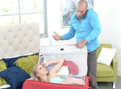 Vali chứa quà chứa điều bí mật