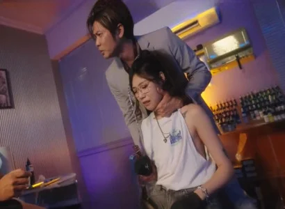 Nữ chủ tiệm bị chén bởi đám đông